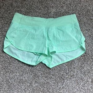Lululemon Size 6 2.5” Low Rise Speed Up Short